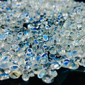 Hermosa Piedra Lunar Blanca Arcoíris de 2-10 mm, Corte Brillante, Lote de Cabujones Sueltos, Gema con Fuego Azul Oscuro de 1-2.5 Quilates para Joyería - Product Image 1