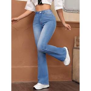 Jean évasé taille haute bleu glace de luxe pour femme, en denim durable et extensible, écoresponsable, style décontracté et moderne, streetwear tendance - Product Image 6