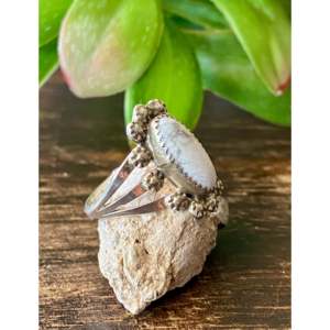 Anillo Navajo Hecho a Mano con Howlite y Plata de Ley, Joyería Cultural Coleccionable, Talla 8.25 - Product Image 3