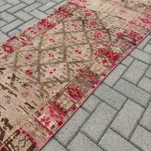 Alfombra vintage de 2.6x11.8 pies, alfombra turca, alfombra de lana con motivos de plantas y árboles rojos - Product Image 2