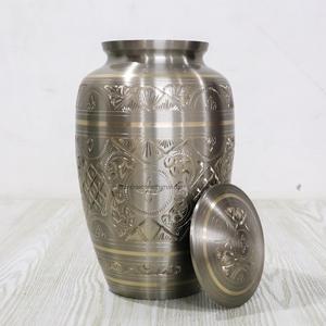 Urne de crémation en feuille d'érable en laiton fabriquée à la main Urne de cendres en métal durable imprimée sur mesure avec feuilles gravées couleur gris laté - Product Image 6