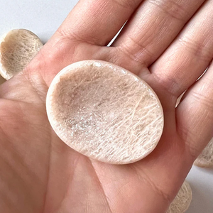 ฮวงจุ้ยและนางฟ้าคริสตัลขัดนิ้วหัวแม่มือมูนสโตนพลอยบำบัดกึ่งมีค่าสำหรับปาล์มกังวลหินคริสตัล - Product Image 2