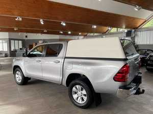 Toyota Hilux d'occasion blanche, modèle 2022, traction avant, boîte automatique, sièges en cuir, 5 places, régulateur de vitesse adaptatif, feux LED, Euro V, caméra 360°, 6 vitesses - Product Image 3