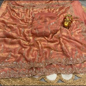 Sari de seda espacial para fiestas con cuentas de oro originales, brillo de terciopelo, lentejuelas, trabajo de mano Cutdana, blusa de diseñador - Product Image 2