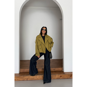 Gabardina Corta Color Verde Oliva para Mujer, Estilo Boyfriend - Product Image 2