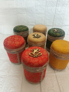 กล่องผ้าไหมสแตนเลสดั้งเดิมของขวัญแต่งงาน shagun | ภาชนะ haldi megaddu | ganpati Favor dabba - Product Image 5