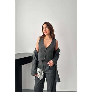 Ensemble de costume trois pièces rayé anthracite pour femmes en vente en gros - Product Image 2