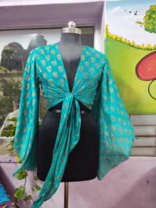 Blusa informal modesta hecha de seda con cuello en V profundo Mangas largas de campana y Top corto con lazo frontal envolvente Suave cómodo y elegante - Product Image 4