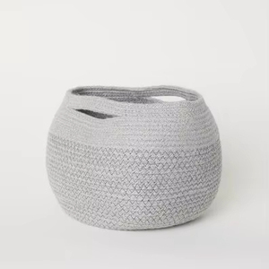 Panier rond en macramé pour le rangement des jouets, fabriqué avec de la corde en coton doux et une finition artisanale élégante - Product Image 1