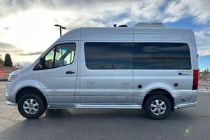 Offre exceptionnelle : Mercedes-Benz Sprinter 2500 Airstream Interstate 4x4 2021, environ 4200 miles, conversion complète en camping-car, moteur turbodiesel V6, 4 roues motrices - Product Image 2