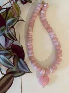 Collar de Resina Epoxi Esmaltada Colorida de MN EXPORTS, Modelo Moderno Estilo Ángel, Diseños Personalizados, Alta Calidad, Ligero y Duradero - Product Image 3