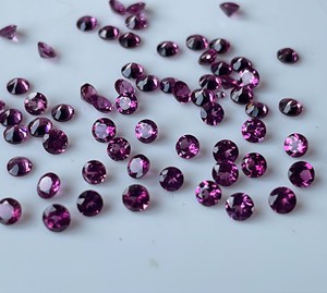 Vente en gros de grenat rhodolite rose naturel taille ronde 2.5mm grenat rhodolite rose à facettes en vrac pierre précieuse de qualité supérieure - Product Image 1