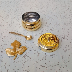 Maß gefertigte Gewürz box aus Messing mit vier Fächern, die jeweils einen kleinen Löffel enthalten. Ideal für den Weiter verkauf und den persönlichen Gebrauch - Product Image 6