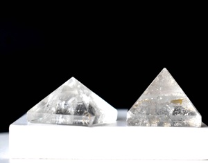 Vente en gros de mini-pyramides en quartz cristal transparent, best-sellers, pour la méditation et la décoration - Product Image 1