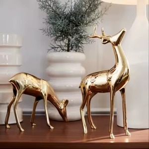 Ornamento de Reno Metálico Artesanal Ideal Para Aportar Un Toque Festivo A Salones Comedores Y Estantes - Product Image 2