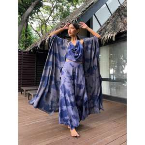 Ensemble coordonné pour femme, bleu tie-dye, haut court et pantalon palazzo avec longue cape, tenue bohème pour les vacances - Product Image 2