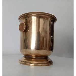 Cubo de hielo de cobre de primera calidad con pinzas y acabado en oro mate, perfecto para enfriar bebidas en eventos. - Product Image 5