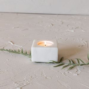 Support à bougies chauffe-plat en marbre moderne, conçu pour les cafés élégants, créant une ambiance relaxante et conviviale lors de soirées tardives entre amis. - Product Image 1