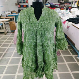 Robe courte à manches évasées à imprimé floral indien pour femmes, teinte verte exotique, sélection la plus large de jupes à volants et tuniques à plis - Product Image 1