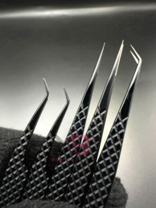 แหนบต่อขนตาสแตนเลสญี่ปุ่น สำหรับต่อขนตา โลโก้สั่งทำได้ ปลายพลาสมาสีดำเงา พร้อมเคลือบผงสีดำด้าน - Product Image 6