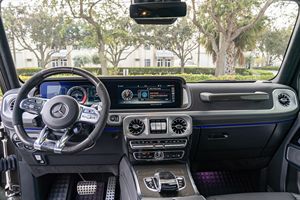 AMG G63 2024 ~3 700 milles, V8 biturbo, transmission intégrale, gris Monza Magno, non modifié - Product Image 5