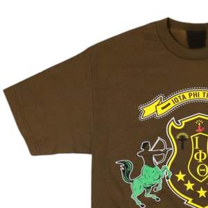 Iota Phi Theta Fraternidad Camiseta gráfica Marrón con letras de escudo impresas en oro Camiseta clásica de algodón con cuello redondo Ropa universitaria - Product Image 3