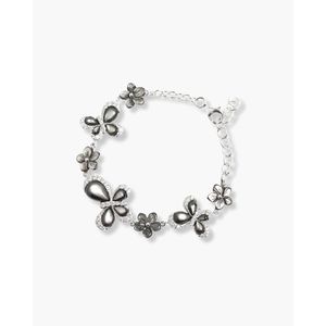 Pulsera con Dijes de Mariposas y Flores Pequeñas y Elegantes - Product Image 1