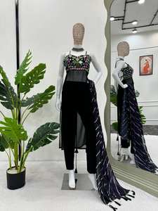 ชุดคุर्ตาผ้าจอร์เจตต์สำหรับงานเทศกาลสำหรับผู้หญิง พร้อมผ้าคลุมไหล่ปักลายกระจกแท้และกางเกง - เสื้อผ้าอินเดียและปากีสถาน - Product Image 4