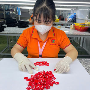 Parche de silicona de alta calidad, Parche de Pvc con etiqueta de logotipo de marca 3D de goma personalizado para ropa hecha en Vietnam - Product Image 3