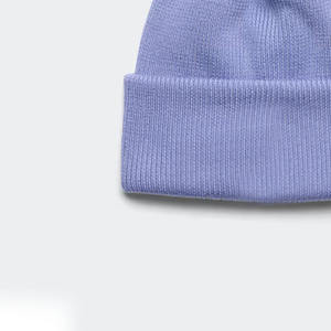 Gorros unisex cálidos y elegantes hechos de acrílico suave, perfectos para usar en invierno, moda casual o para publicidad. - Product Image 6