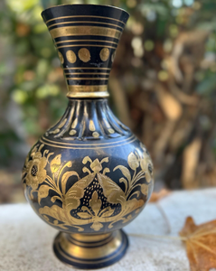 Vase en laiton gravé noir et or vintage, 18 pouces, gravé à la main, grand vase à fleurs en métal sur piédestal, décoration antique - Product Image 3