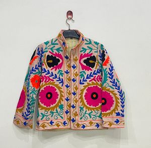 Veste d'hiver bohème vibrante, brodée à la main, motif floral, multicolore, inspirée du travail du fil kashmiri, en laine artisanale - Product Image 1