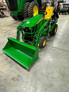 Tractor Compacto John Deere 1025R con Cucharón Frontal, 25 HP, 4x4, para Agricultura y Jardinería - Product Image 2