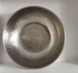 Impresionante tazón redondo de metal Pieza central de acabado martillado único para servir chocolate y frutas en ocasiones especiales Mesa elegante - Product Image 2