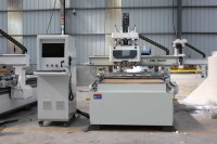 Router CNC de Corte de Cuatro Pasos 1328 con Cambiador de Herramientas Neumático de Una Estación, Sistema LNC, Máquina para Fabricación de Muebles de Madera