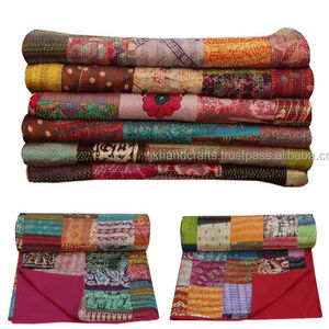 Edredón Kantha de retazos de seda y algodón de tamaño Queen - Product Image 1