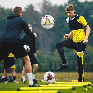 Ballons de football de haute qualité Soccer Max Pro en PU PVC avec logo personnalisé multicolore fabriqués aux États-Unis pour l'entraînement, les matchs et l'usage professionnel - Product Image 5