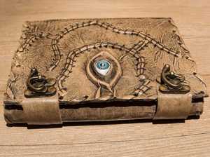 Diario de cuero de ojo en relieve hecho a medida con un tema de Hocus Pocus Ideal para reventa Hecho con papeles hechos a mano de aspecto antiguo - Product Image 6