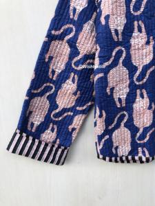 เสื้อแจ็คเก็ตสไตล์โบฮีเมียนลายเสือพิมพ์ลายผ้าฝ้ายสำหรับฤดูใบไม้ร่วงและฤดูหนาว เสื้อโค้ทสตรีทแวร์แบบกลับด้านได้ เสื้อแจ็คเก็ตสำหรับฤดูร้อน งานแฮนด์เมดจากอินเดีย - Product Image 2