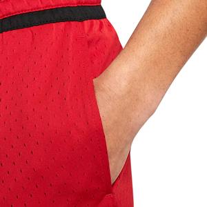 Pantalones cortos deportivos de poliéster rojo para hombre con logotipo personalizado de secado rápido, cintura ligera, bolsillos de malla, patrón sólido - Product Image 3