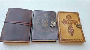 Journaux en cuir sur mesure avec croix en relief, couverture d'aspect antique et couverture imprimée avec des papiers de coton - Product Image 2