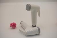 Douchette WC murale ABS blanche au design moderne avec inverseur, buse écologique autonettoyante pour salle de bain