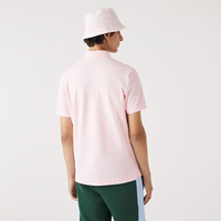 Polo en molleton tricoté extensible 100% rose clair, coupe ajustée, avec logo brodé personnalisé, patte de boutonnage dissimulée et bord côtelé anti-plis