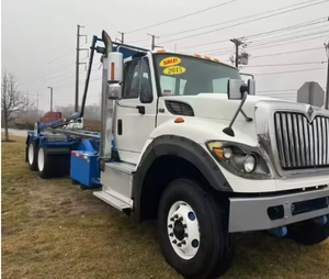 Camión de trabajo pesado International WorkStar 7600 Roll Off Truck 6*4 con transmisión manual, usado, listo para enviar, años 2015-2018, en venta. - Product Image 6