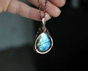 Colgante de labradorita inspirado en Elven, collar de cristal envuelto en alambre hecho a mano en arte portátil de cobre antiguo - Product Image 2