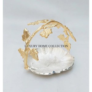 Bols de service en métal de style antique avec des motifs floraux complexes et des formes sculptées pour des présentoirs de table charmants - Product Image 5