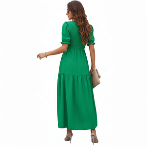 Robe maxi en georgette verte de luxe Unity pour femmes, corsage smocké, col en V, fente latérale, élégante pour les fêtes et les occasions décontractées - Product Image 2