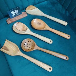 Ensemble de cuillères de cuisine en bois naturel Fabriqué en bois de teck pour une utilisation quotidienne de la cuisine Ustensiles élégants et durables Lave-vaisselle 5 pièces - Product Image 1