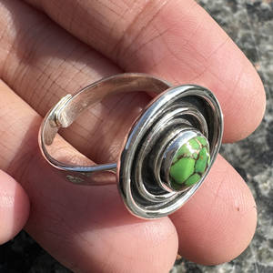 แหวนเงินแท้ 925 ประดับด้วยพลอยเทอร์ควอยซ์สีเขียวทองแดง งานแฮนด์เมด ประดับพลอยทรงกลม เครื่องประดับโดดเด่น - Product Image 3