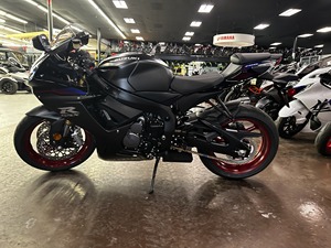 Moto Super Sport de taille moyenne 750 cm³ à refroidissement liquide - Product Image 4